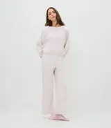 Conjunto de pijama compuesto por blusa de manga larga con cuello redondo y pantalón largo de corte regular. Confeccionado en plush suave, presenta detalles de encaje aplicados en los laterales de las mangas y de las piernas. El pantalón cuenta con cintura elástica para mayor comodidad.