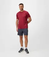 Bermuda deportiva Get Over para hombre, de color azul oscuro, confeccionada en poliéster con textura en relieve. Cuenta con cintura elástica ajustable con cordón y bolsillos laterales con cierre.