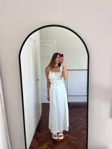 Falda larga blanca de corte recto, con cintura elástica.