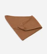 Pañuelo triangular de punto grueso color marrón, confeccionado en tejido de punto pesado con textura suave y cálida.