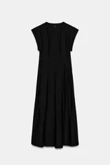 Vestido midi de Zara Woman Collection confeccionado en hilatura de algodón color celeste, con cuello redondo, manga corta y detalles de pliegues en la cintura. Presenta falda en línea evasé y cierre en la espalda con abertura y botón.