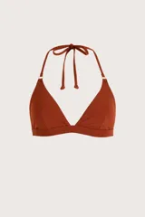 Top de bikini estilo triángulo con escote en V, tirantes ajustables con argollas metálicas doradas y cierre de amarre en la espalda y cuello.