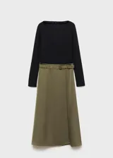 Vestido midi de diseño evasé con cuerpo de lyocell negro de manga larga y cuello barco, combinado con una falda de poliéster en color verde oliva que incluye un cinturón decorativo integrado.