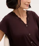 Pijama capri Lov confeccionado en poliéster y elastano, color marrón, compuesto por una blusa de manga corta con escote en V y botones frontales, y un pantalón capri con cintura elástica. Ambos detalles presentan aplicaciones de encaje.