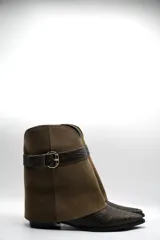 Bota corta de diseño sofisticado que combina texturas. Presenta puntera en cuero grabado tipo croco y caña en gamuza suave. Incluye una correa decorativa con hebilla metálica en el tobillo y taco bajo.