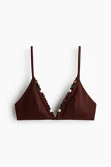 Top de bikini de triángulo color marrón, con tirantes finos ajustables y detalle de cuentas decorativas de diferentes colores y formas a lo largo del escote.