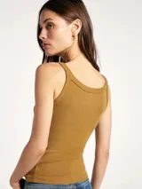 Musculosa ajustada color crema, con cuello redondo y tejido acanalado.