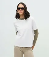 Blusa básica de algodón con cuello redondo y corte regular, diseñada para un ajuste cómodo y anatómico.