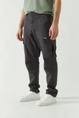 Pantalón cargo para hombre color gris oscuro, de corte recto, con múltiples bolsillos y logo metálico.