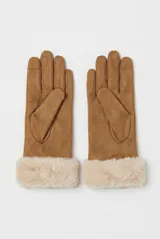 Guantes negros de gamuza sintética con detalle de piel sintética en las muñecas y parche con logo de la marca.
