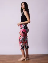 Pantalón capri de gabardina elastizada estampada, marca Zac & Rachel, con pretina ancha elastizada.