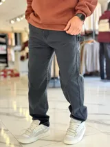 Pantalón de jean celestes de corte relaxed fit con costuras laterales decorativas y presillas.