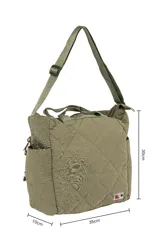 Bolso tipo tote acolchado en color verde oliva, con diseño de costuras en rombos. Cuenta con doble asa superior fija, correa larga ajustable y bolsillos laterales abiertos.
