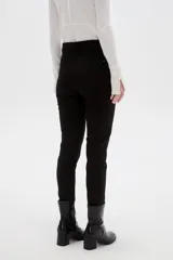 Pantalón jean skinny de calce medio, color negro.