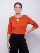 Top de manga tres cuartos con cuello redondo y detalle de aberturas cut-out en el escote.