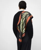 Pañuelo de twill de poliéster reciclado Adolfo Dominguez, con estampado de motivos de cebolla en tonos teja, verde, rosado y negro con bordes oscuros.