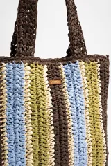 Bolso tipo shopper tejido de papel con diseño de rayas verticales en tonos marrón, celeste, verde oliva y beige. Cuenta con doble asa de hombro y detalle de etiqueta de marca en el frente.