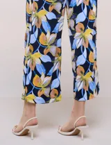 Pantalón estampado de caída fluida y calce relajado, con cintura alta elastizada y cordón ajustable. Presenta una pierna de corte ancho tipo cropped.