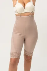 Faja modeladora color piel, de alta contención, con breteles desmontables, terminación de puntilla en las piernas y efecto levanta cola. Ideal para post operatorio o modelar la figura. Confeccionada con tela que contiene fibra LYCRA® XTRA LIFE™.