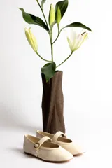 Ballerinas color marrón con correa sobre el empeine y hebilla dorada.