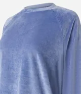 Pijama largo de dos piezas confeccionado en plush, compuesto por una blusa de manga larga con cuello redondo y un pantalón con cintura elástica y puños ajustados en los tobillos.