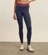 Legging deportiva de microfibra color lila, con cintura elástica ancha en contraste que presenta el texto Keep Mooving estampado.
