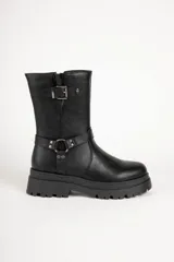 Bota biker negra de símil cuero, con punta redonda y apliques de tachas, hebilla y argolla. Plataforma tractor de 5cm y cierre lateral.