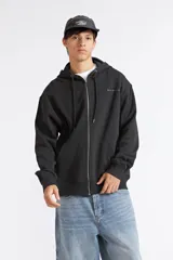 Campera con capucha y cierre frontal de Quiksilver, modelo Essential, en color negro con bolsillos tipo canguro y cordones ajustables.