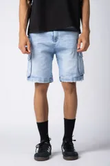 Bermuda cargo de jean con bolsillos laterales XL y efecto de lavado gastado. Presenta un corte cómodo y resistente, ideal para uso diario.