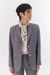 Blazer de lino color crudo con rayas verticales finas en color dorado, de corte recto, con solapas y cierre con un botón.