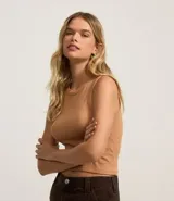 Top cropped musculosa de mujer, color marrón oscuro, confeccionado en tejido ribana acanalado, con cuello redondo y sin mangas.