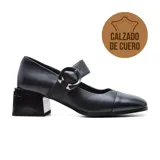 Zapato de vestir de cuero negro, con punta cuadrada, tira sobre el empeine con hebilla metálica y taco geométrico.