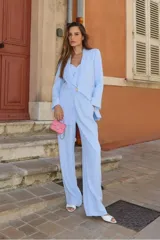 Pantalón celeste de corte palazzo.