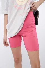 Calza corta deportiva de tiro alto, color fucsia, confeccionada en tejido de tacto frío con cintura elástica.