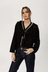 Camisa negra de estilo bohemio romántico, confeccionada en algodón con lino. Es un modelo de corte flojo y mangas estilo murciélago. Presenta volados en el escote y cierre frontal con botones.