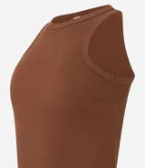 Musculosa básica verde claro de ribana de algodón con textura acanalada y cuello redondo.