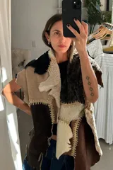 Ruana artesanal confeccionada con piezas de napalán unidas mediante técnica de crochet, con diseño de parches en tonos tierra y texturas de piel sintética.