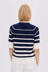 Remera de punto de algodón, de manga corta, con diseño a rayas horizontales en azul marino y blanco, cuello redondo y calce holgado.