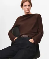 Blusa de manga larga en color marrón chocolate, con escote tipo bote drapeado y corte holgado.