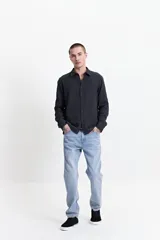 Camisa de manga larga con textura y diseño a rayas, de estilo rústico y corte regular.