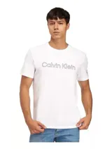 Remera de cuello redondo y manga corta de la marca Calvin Klein, con estampado del logo de la marca en el frente.
