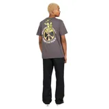Remera Volcom de manga corta y cuello redondo, color gris, con diseño estampado pequeño en el pecho izquierdo que incluye el logo y un gráfico alusivo.
