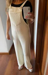 Mono largo de morley color crema, con tirantes anchos y bolsillo delantero.