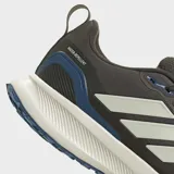 Championes de running Adidas Runfalcon 5TR, color gris oscuro con tres franjas blancas y detalles en azul. Presentan una capellada con tratamiento repelente al agua y entresuela Cloudfoam.