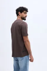 Remera marrón de manga corta con ajuste regular y estampa gráfica al frente estilo vintage.