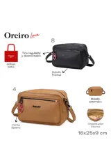 Bandolera de cuero sintético color marrón, con cierre principal y bolsillo frontal con cierre. Incluye correa ajustable y un dije colgante en forma de corazón color rosa.