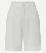Bermuda de sarga color blanco, de tiro alto con trabillas en la cintura y bolsillos laterales. Confeccionada en tejido plano de algodón con un toque de elastano para mayor comodidad. Marca Marfinno.