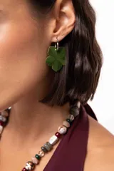 Aros colgantes con argolla de acero quirúrgico y dije en forma de flor pintado a mano con acabado nacarado.