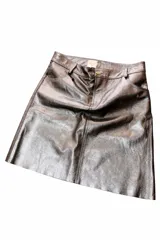Pollera midi de cuero con acabado metalizado, diseño de cinco bolsillos, cierre frontal con botón y costuras reforzadas.