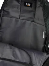 Mochila Caterpillar modelo Benson Streamline, color negro con patrón geométrico de triángulos en tono gris oscuro. Cuenta con compartimento principal acolchado para portátil, bolsillo frontal con organizador, anilla en D metálica y bolsillos laterales de malla.